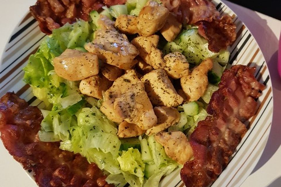 Salat mit Hähnchenbruststreifen