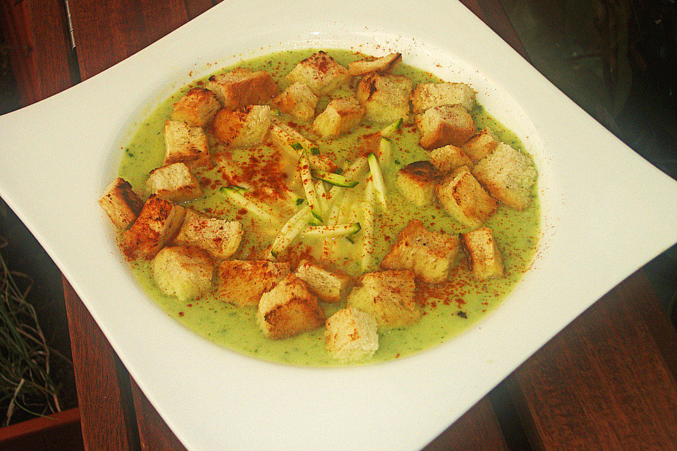 Zucchinicremesuppe mit Weißbrotcroutons