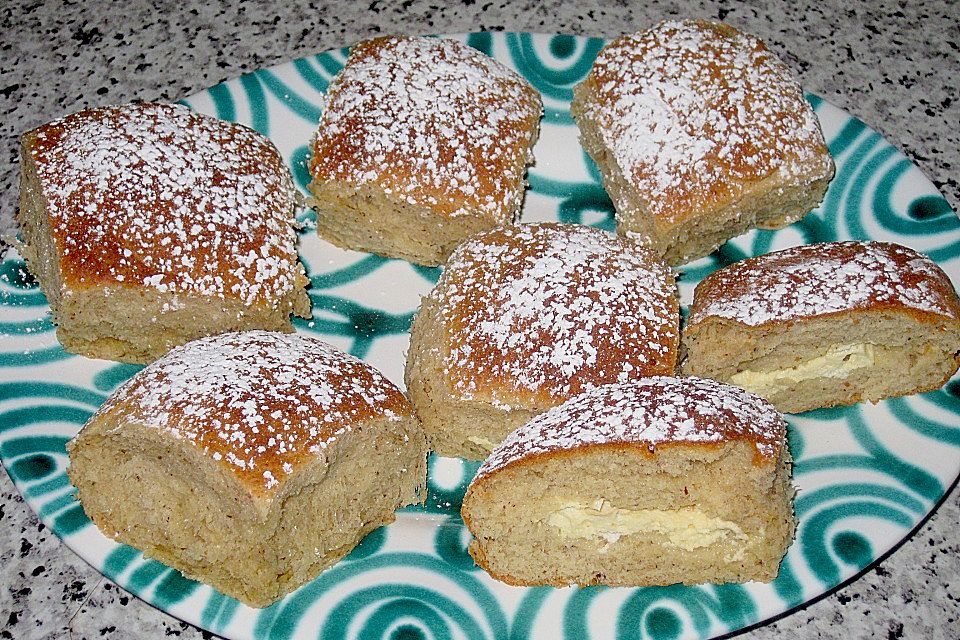 Nussbuchteln mit Topfenfüllung