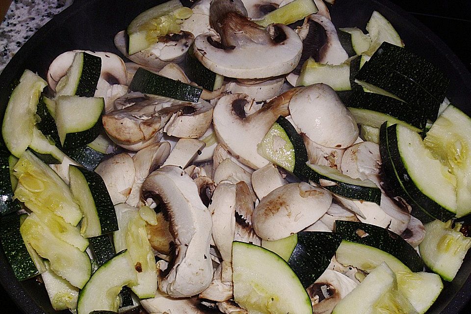 Champignons und Zucchini