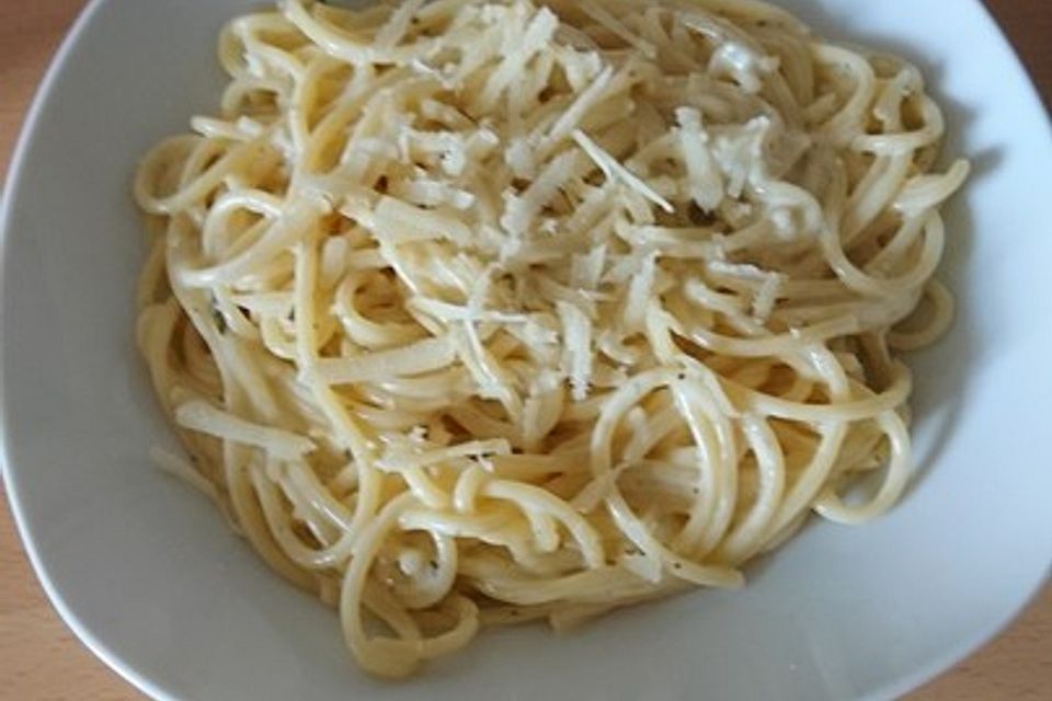 Spaghetti mit Knoblauch-Käsesauce