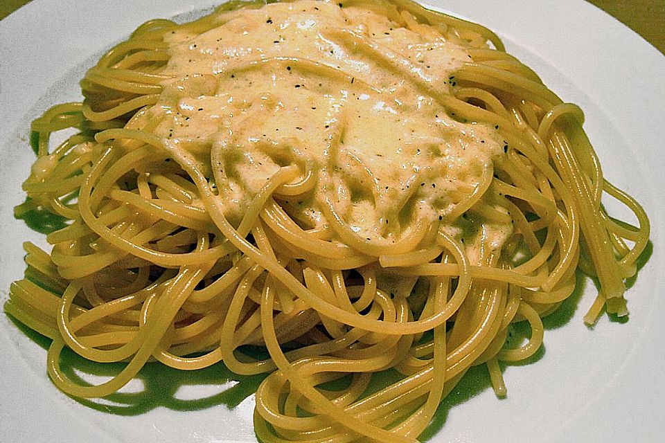 Spaghetti mit Knoblauch-Käsesauce