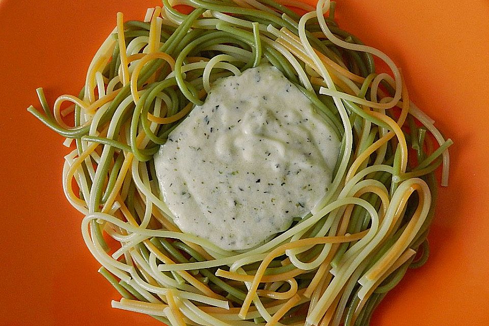 Spaghetti mit Knoblauch-Käsesauce