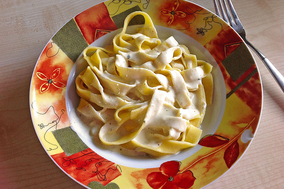 Spaghetti mit Knoblauch-Käsesauce