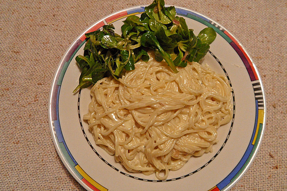 Spaghetti mit Knoblauch-Käsesauce