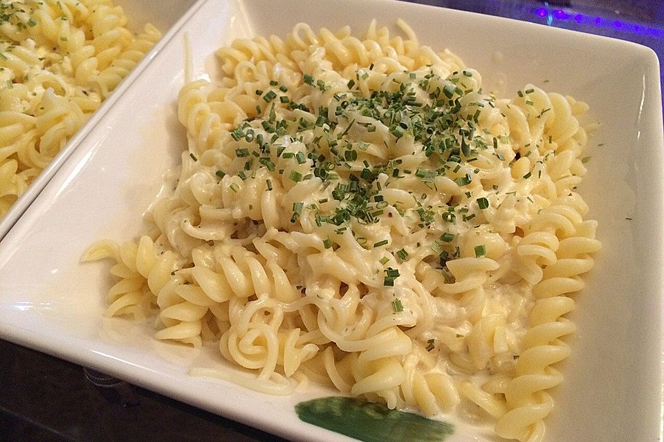 Spaghetti mit Knoblauch-Käsesauce