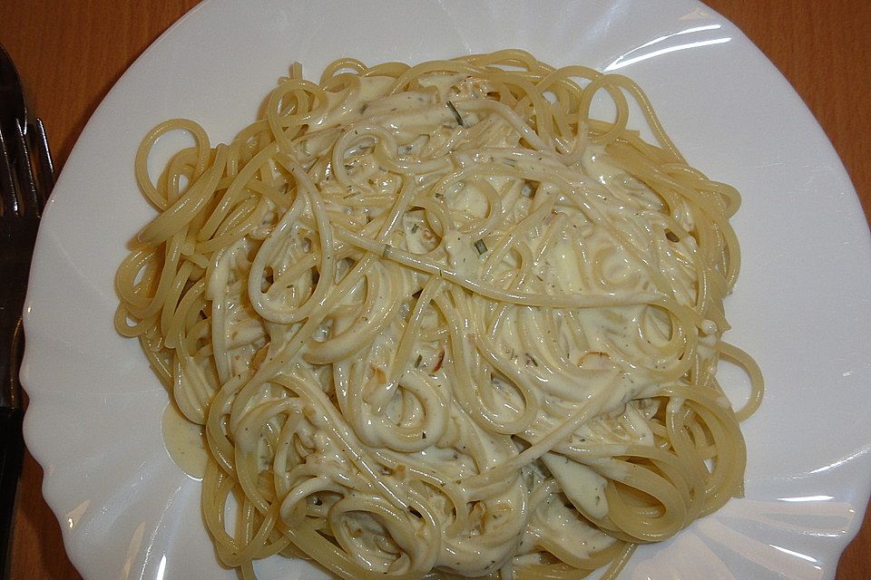 Spaghetti mit Knoblauch-Käsesauce