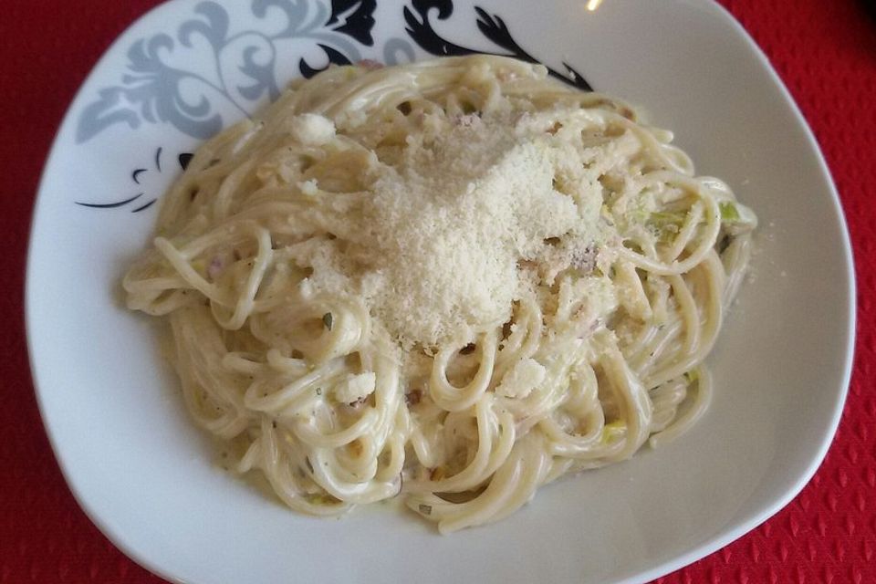 Spaghetti mit Knoblauch-Käsesauce