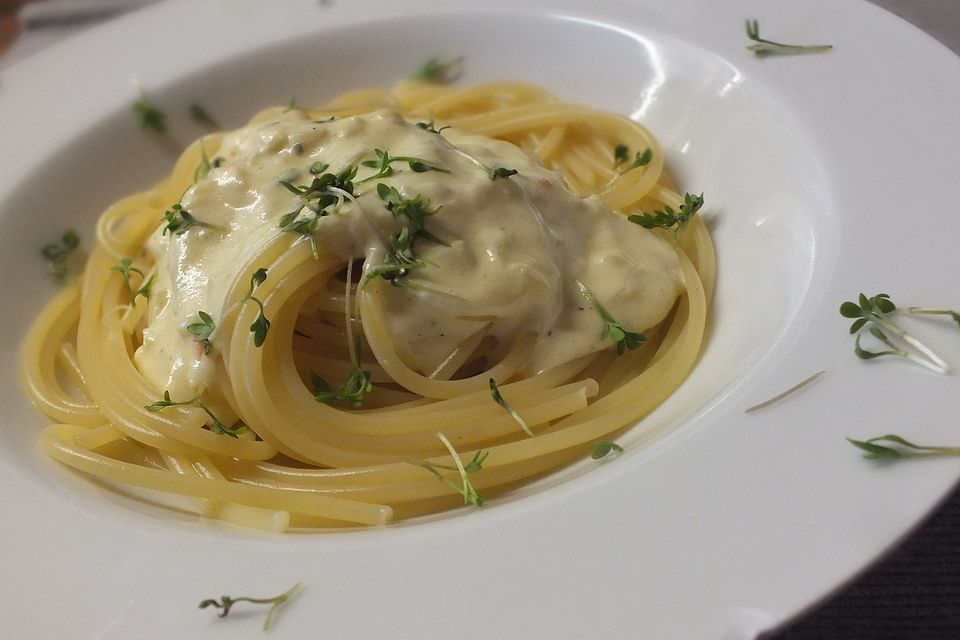 Spaghetti mit Knoblauch-Käsesauce