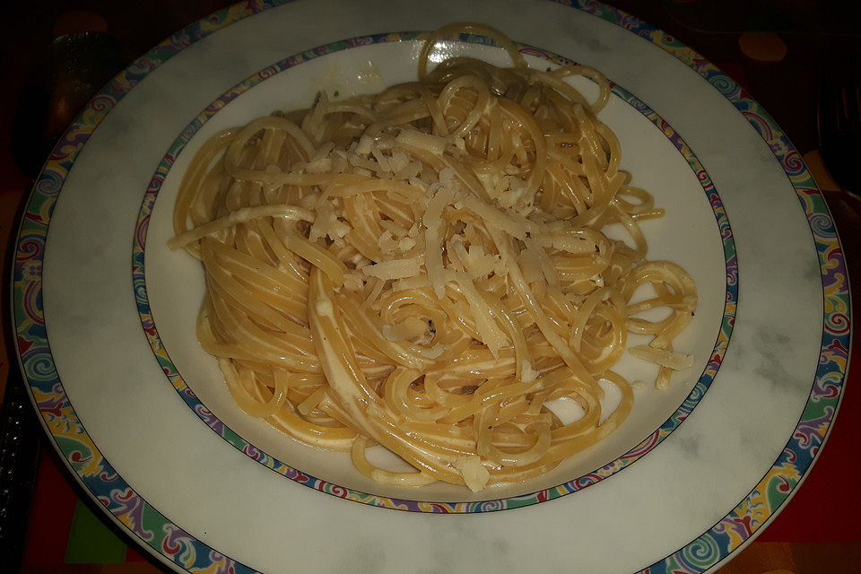 Spaghetti mit Knoblauch-Käsesauce