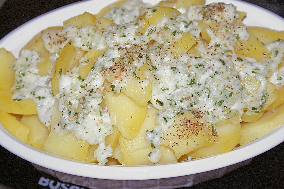 Mozzarellakartoffeln mit Paprikasalat