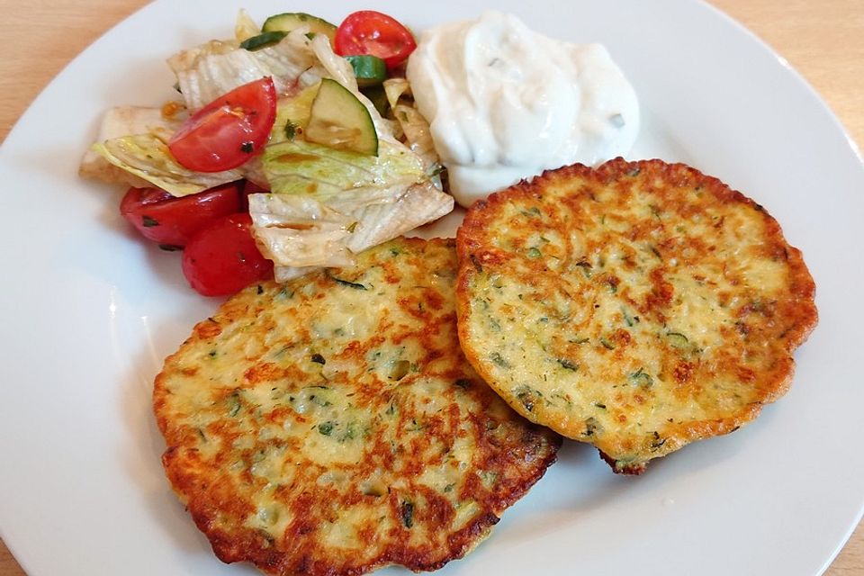 Zucchini-Küchlein mit Joghurtdip