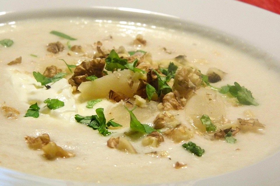 Schwarzwurzelsuppe mit Walnüssen