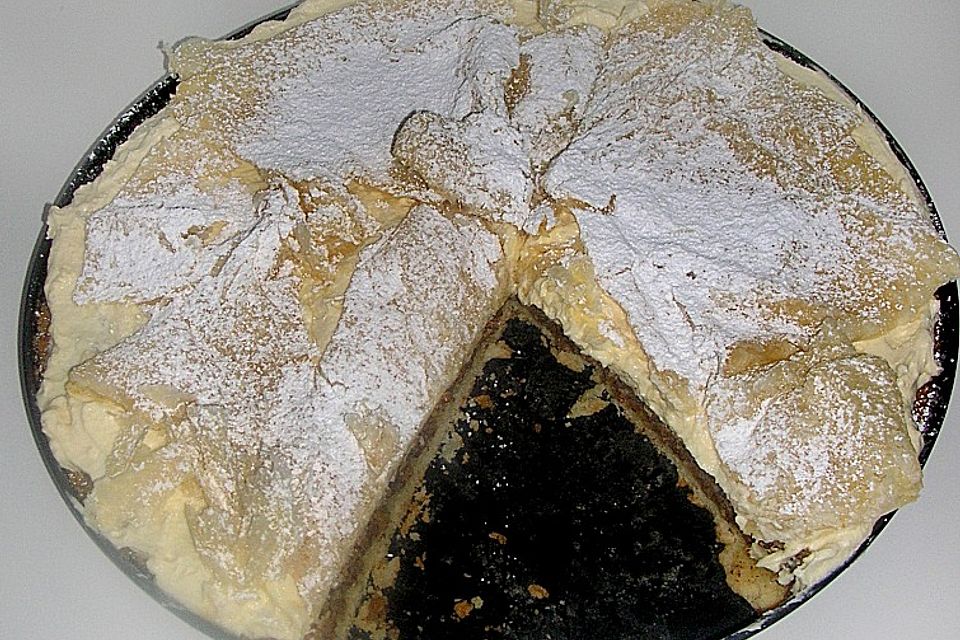 Mandelkuchen mit Blätterteigdecke