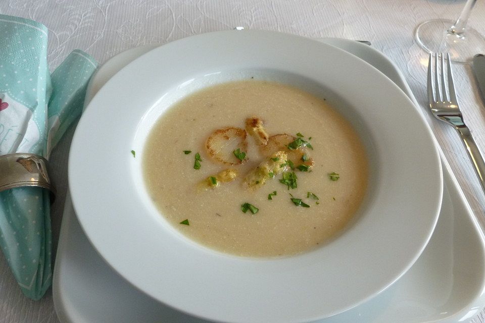 Spargelsuppe mit gegrillten Jakobsmuscheln