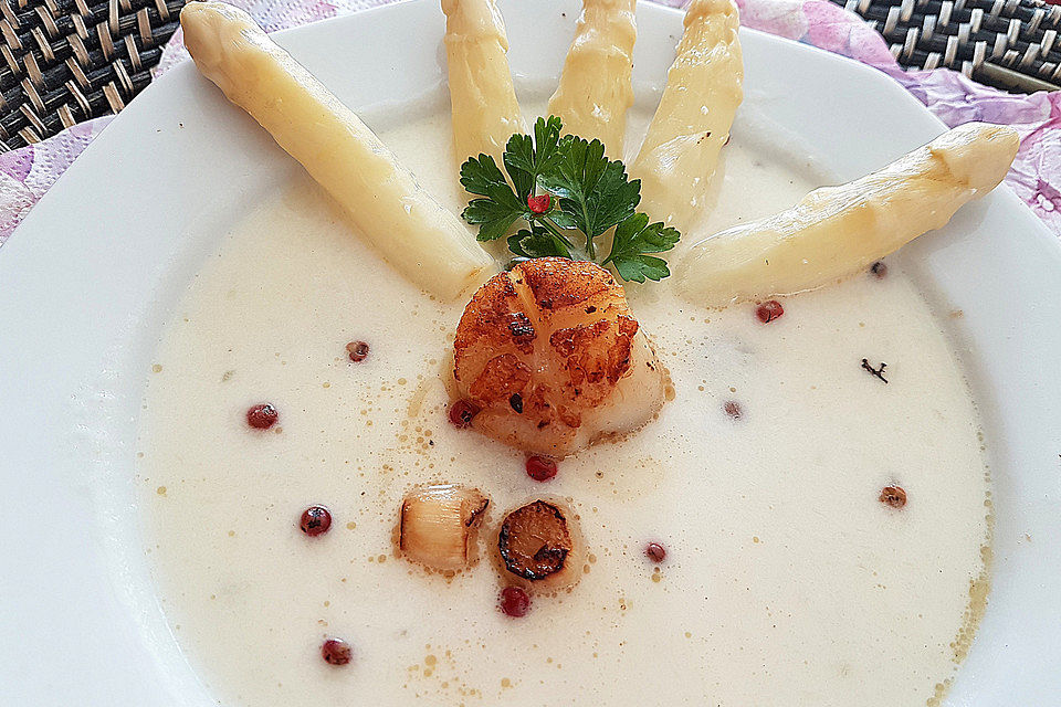 Spargelsuppe mit gegrillten Jakobsmuscheln