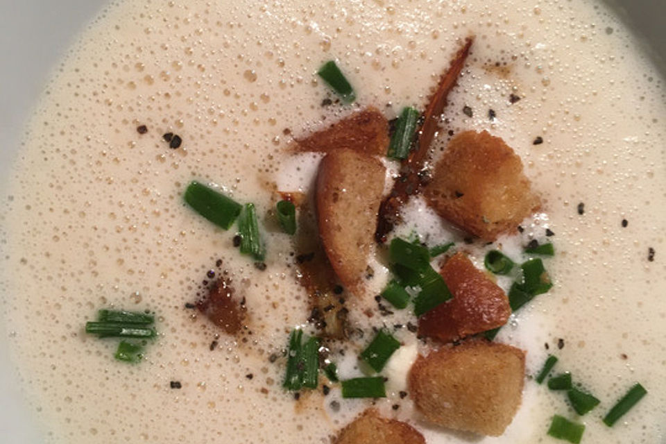 Spargelsuppe mit gegrillten Jakobsmuscheln