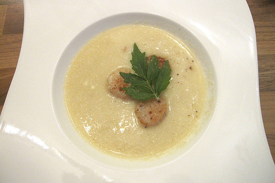 Spargelsuppe mit gegrillten Jakobsmuscheln