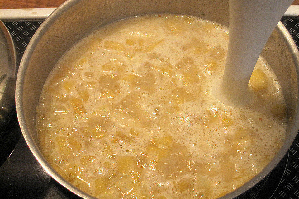 Spargelsuppe mit gegrillten Jakobsmuscheln