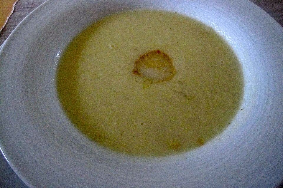 Spargelsuppe mit gegrillten Jakobsmuscheln