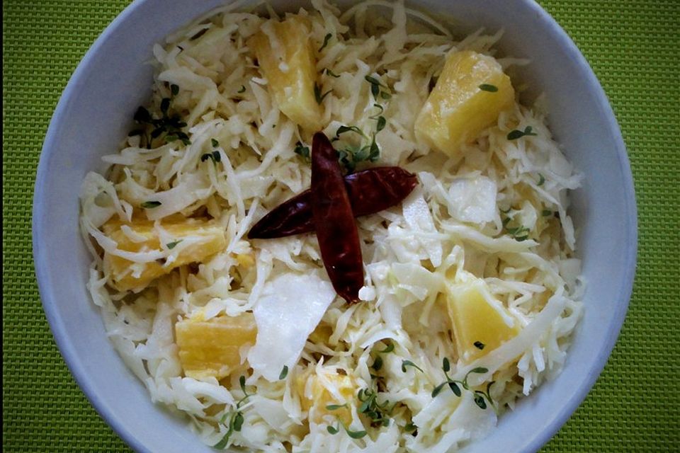 Scharfer Kohlsalat mit Ananas