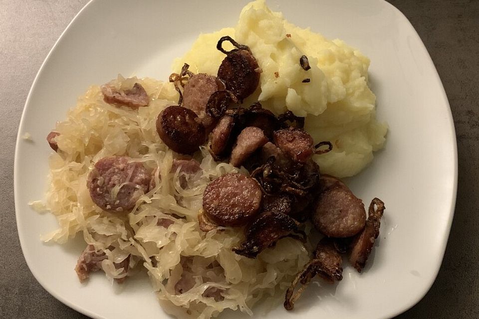 Sauerkraut mit Mettwurst