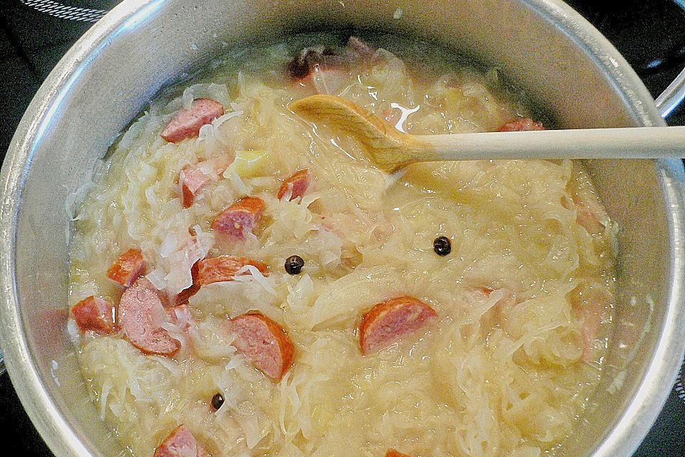 Sauerkraut mit Mettwurst