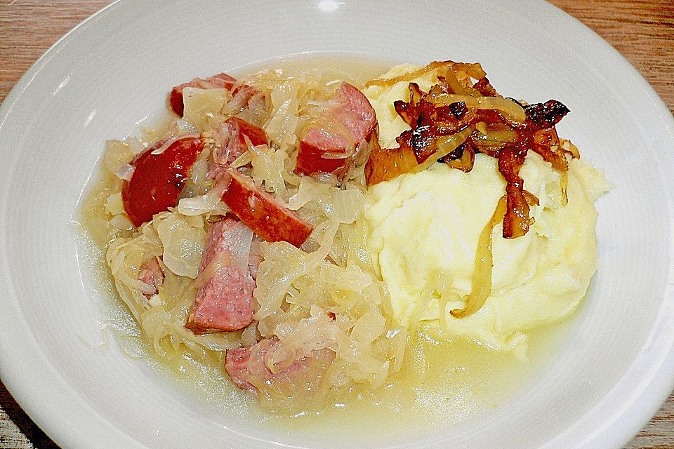 Sauerkraut mit Mettwurst