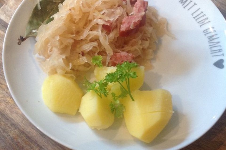 Sauerkraut mit Mettwurst