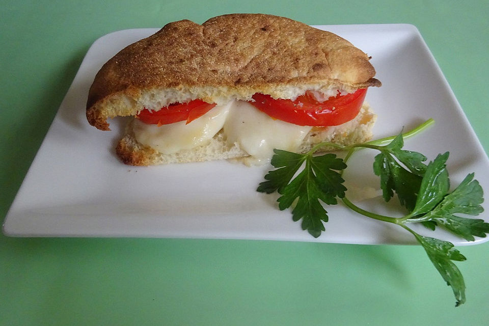 Gebackenes, belegtes Fladenbrot