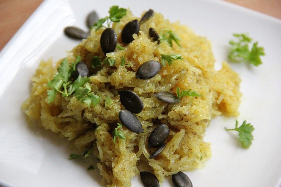 Spaghettikürbissalat mit gerösteten Kürbiskernen