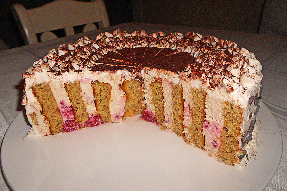 Tiramisu - Torte mit Erdbeeren