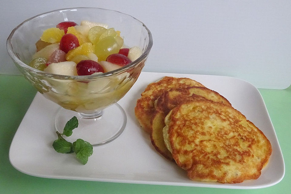 Haferküchlein mit Obstsalat