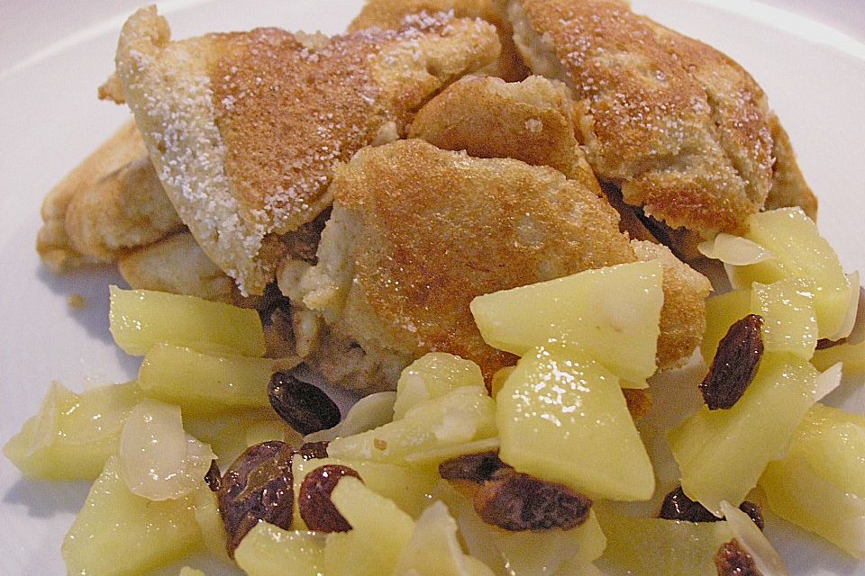 Kaiserschmarrn mit karamellisierten Äpfeln