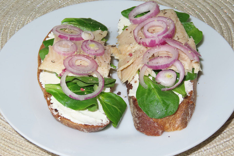 Räucherforelle auf Bauernbrot