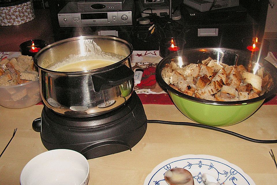 Schweizer Käsefondue mit Paprikaschnecken