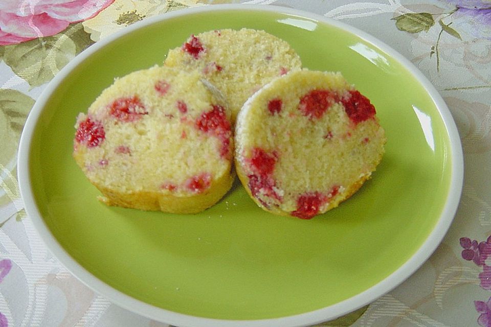 Eierlikörkuchen mit Himbeeren