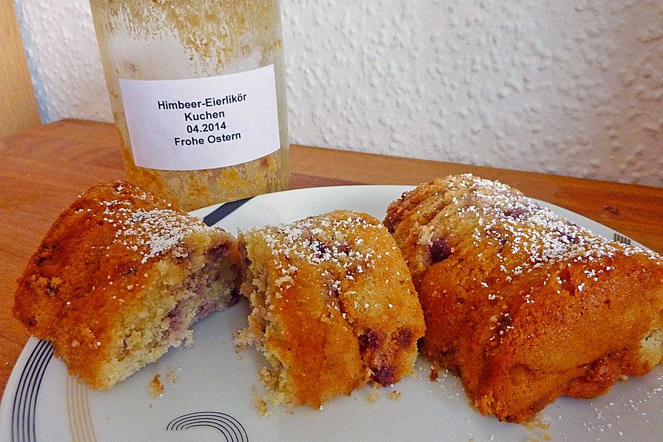 Eierlikörkuchen mit Himbeeren