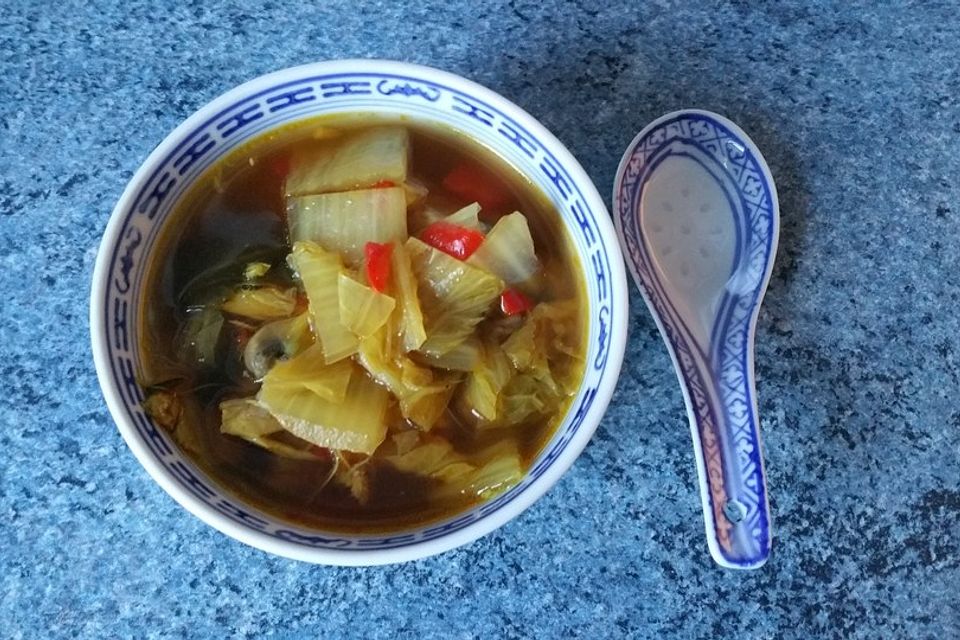 Scharfe asiatische Hühnersuppe