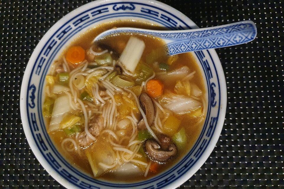 Scharfe asiatische Hühnersuppe