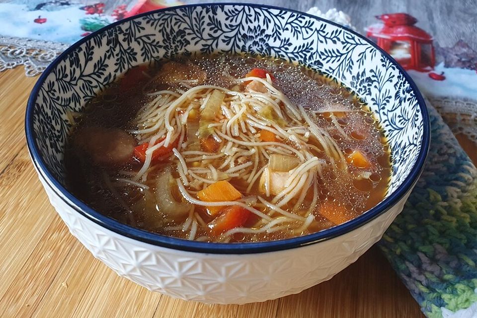 Scharfe asiatische Hühnersuppe