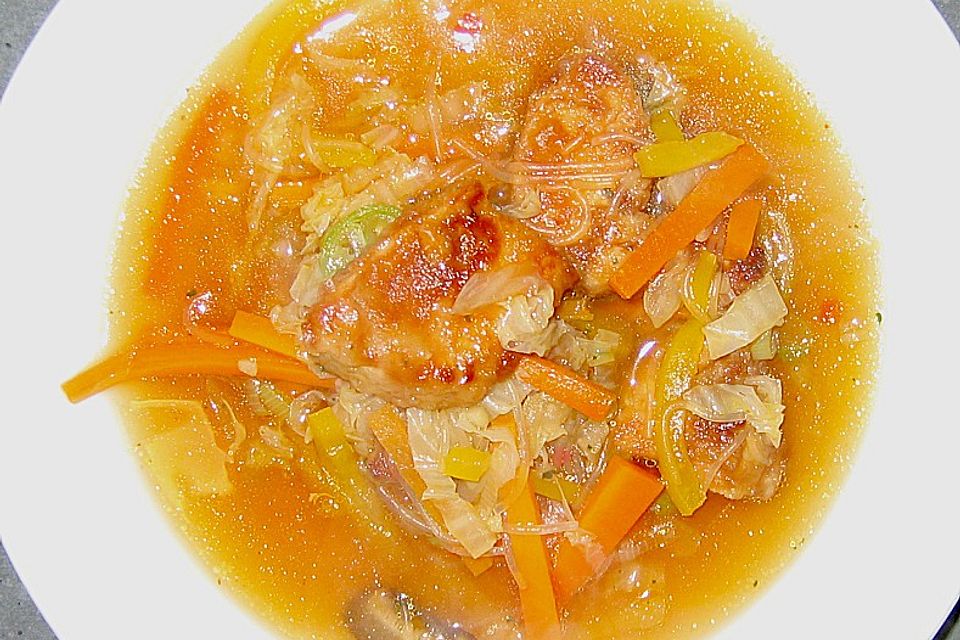 Scharfe asiatische Hühnersuppe