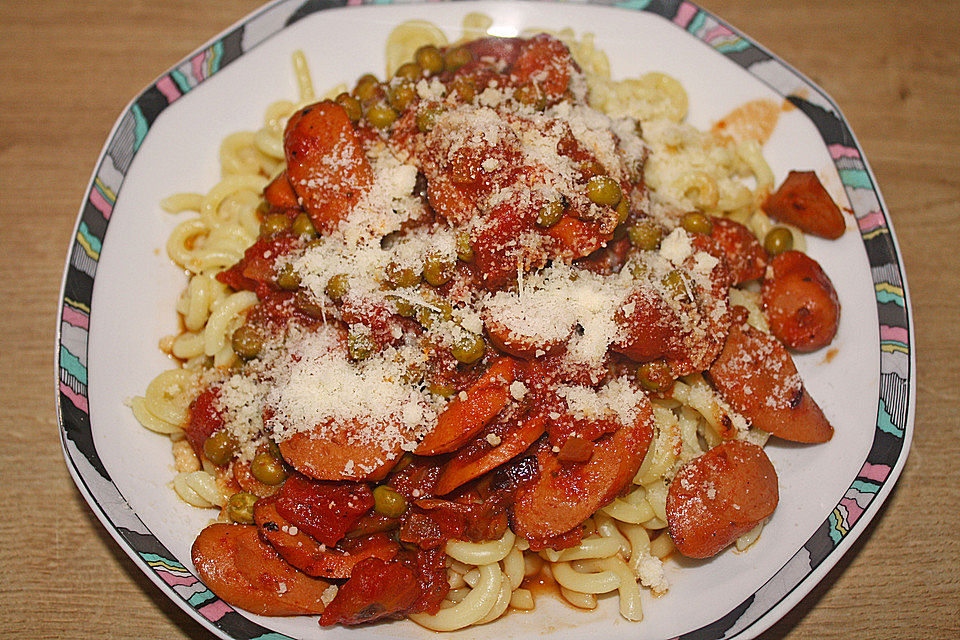 Gabelspaghetti mit Würstchenragout