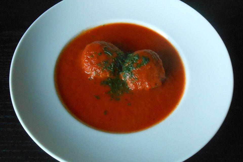 Feurige Tomatensuppe mit Hackbällchen