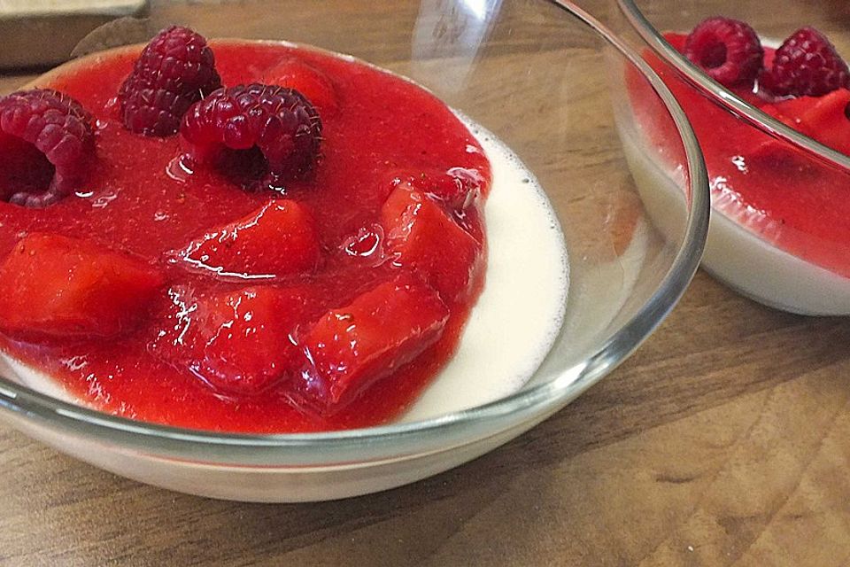 Panna cotta mit Himbeeren