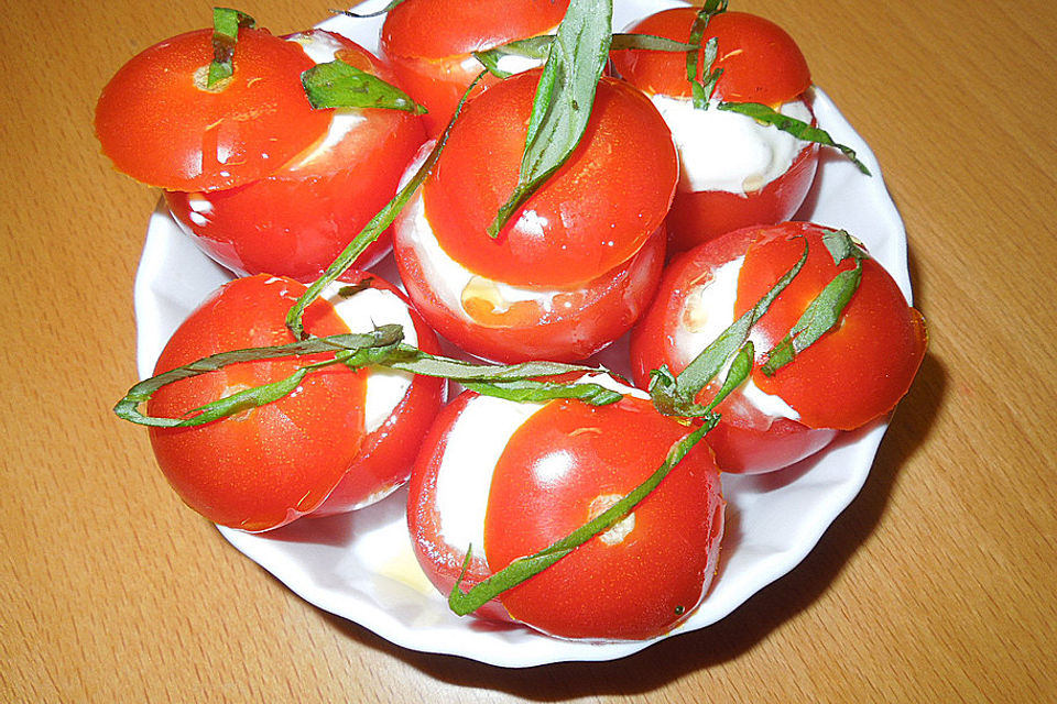 Gefüllte Kirschtomaten italienische Art