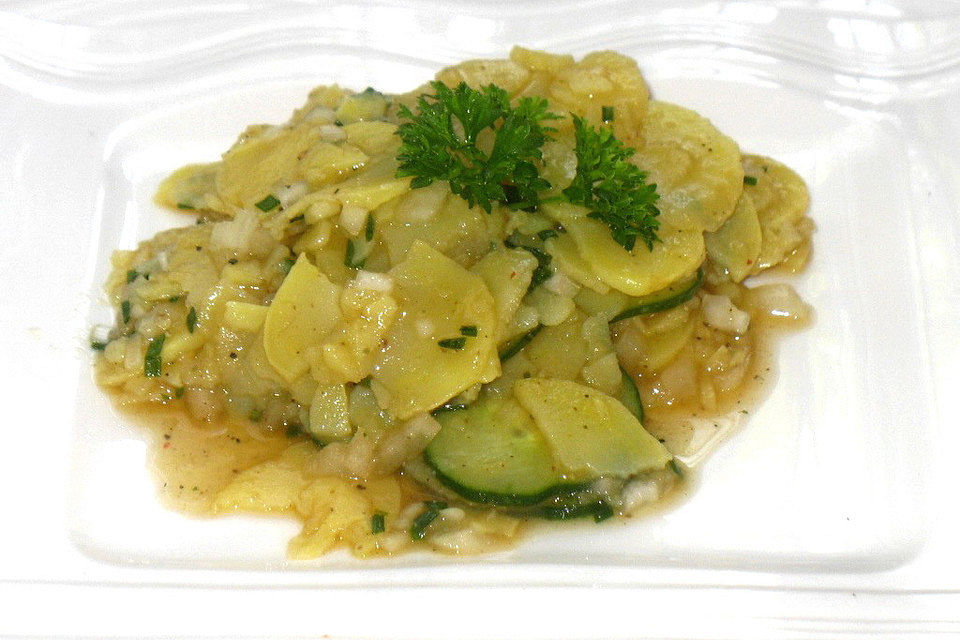 Lauwarmer Kartoffel - Gurkensalat