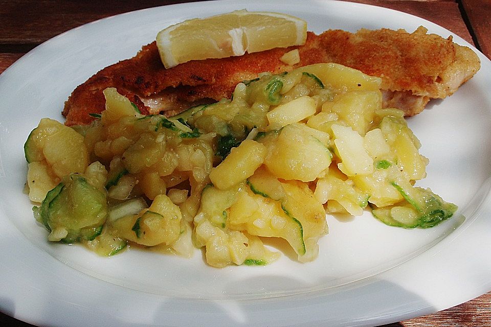 Lauwarmer Kartoffel - Gurkensalat