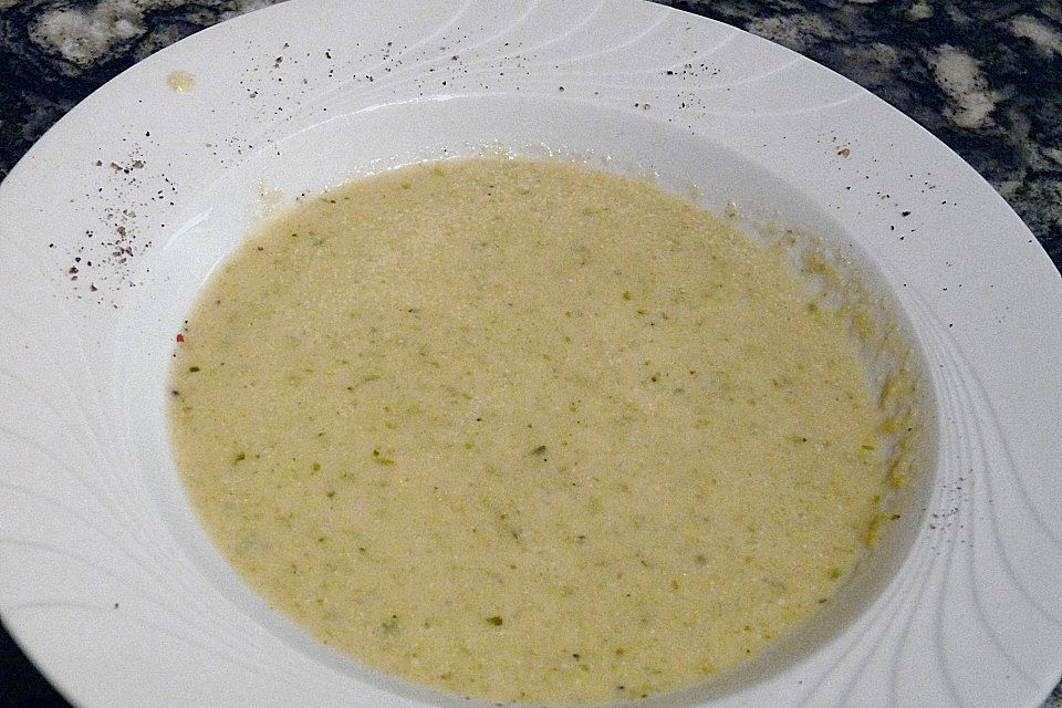 Aufgeschäumte Rosenkohlsuppe