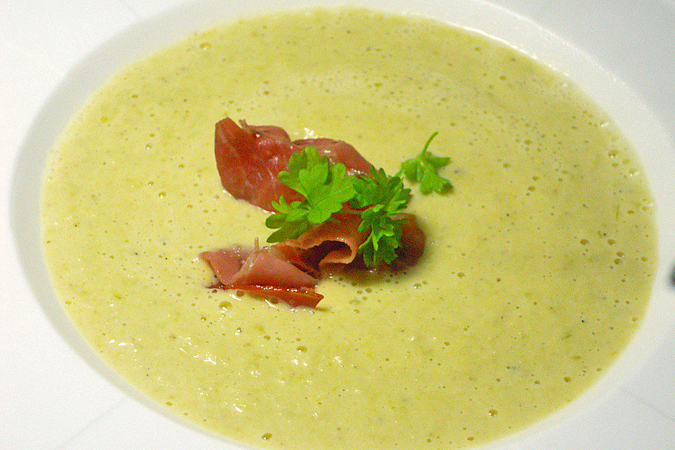 Aufgeschäumte Rosenkohlsuppe